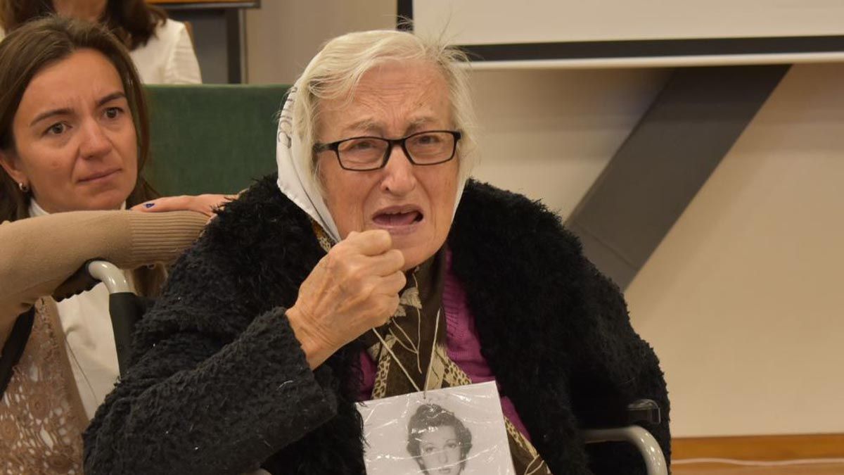 Madre de la Plaza. La mamá de María Teresa D'Amico estuvo en el homenaje a su hija desaparecida. Fue muy aplaudida.