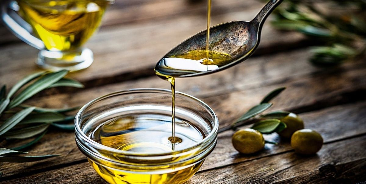 Aceite de oliva. Es considerado un superalimento y consumirlo en ayunas aporta buenos beneficios. Aceite de oliva. Es considerado un superalimento y consumirlo en ayunas aporta buenos beneficios.