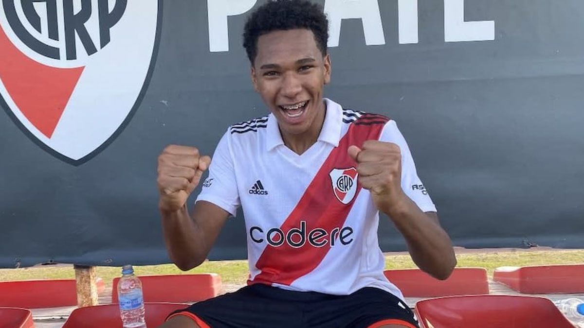 Jonathan Spiff juega delantero y debutaría este miércoles en la Primea de River.