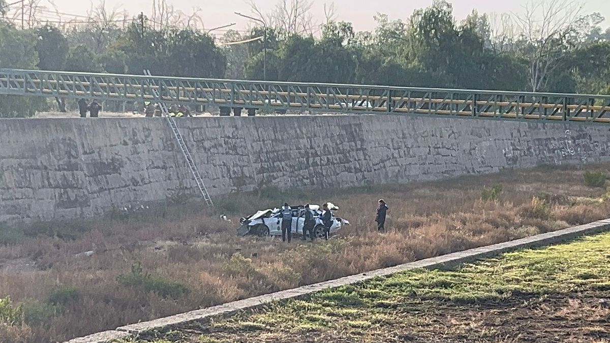 Un automovilista murió en un accidente tras volcar dentro del Zanjón Frías en Capital