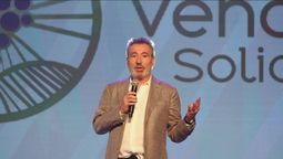 Daniel Vila, presidente de Grupo América, durante el almuerzo del 2025, agradeciendo el apoyo de los donantes.