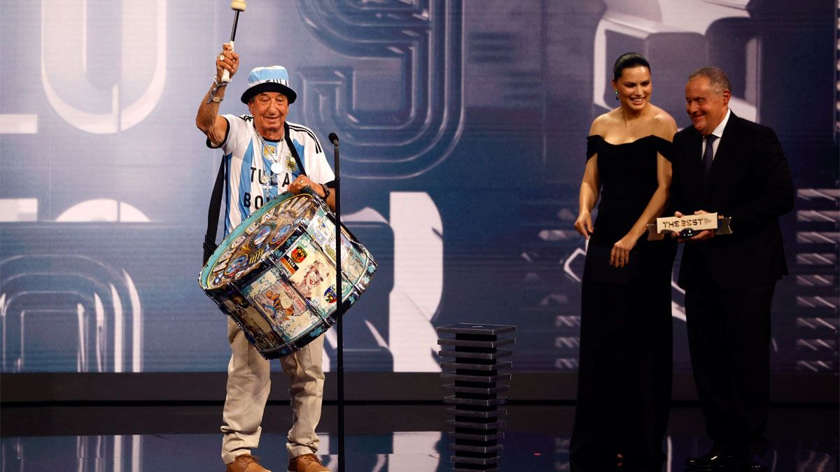 Carlos Tula Pascual recibió el premio The Best a la mejor hinchada.