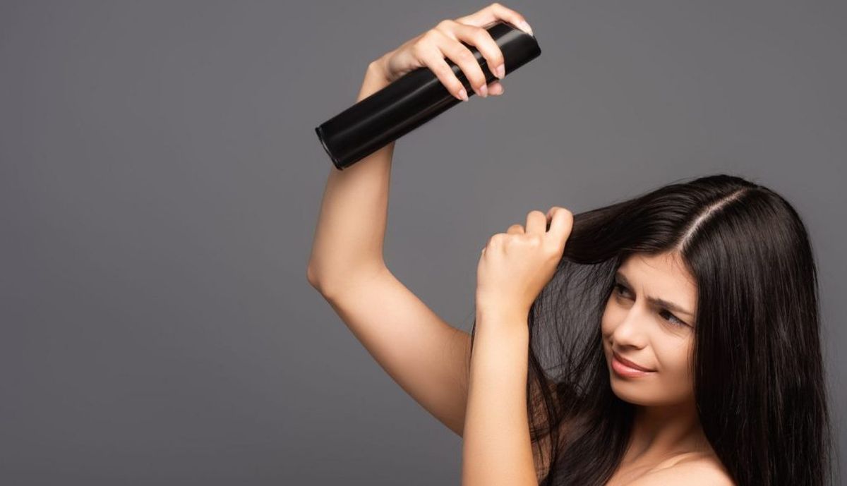 Si vas a usar herramientas de calor, tienes que aplicar protector térmico. En caso de usar planchas o rizadoras, el cabello debe estar seco. Imagen: Freepik. Si vas a usar herramientas de calor, tienes que aplicar protector térmico. En caso de usar planchas o rizadoras, el cabello debe estar seco. Imagen: Freepik.