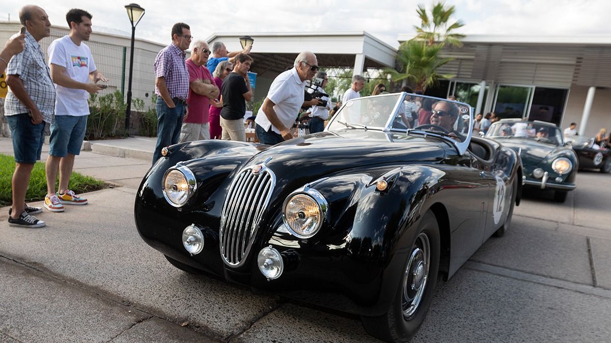 Camaradería. Desde su Jaguar, Ricardo Maradona y Marcelo De Blasis conversan con Alejandro Boverman, uno de los principales organizadores del Rally de las Bodegas.