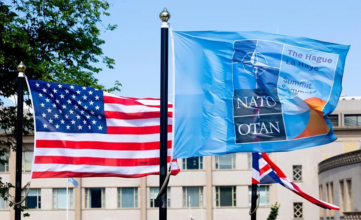 La bandera estadounidense y una bandera de la OTAN ondean antes de la cumbre en La Haya. Japón