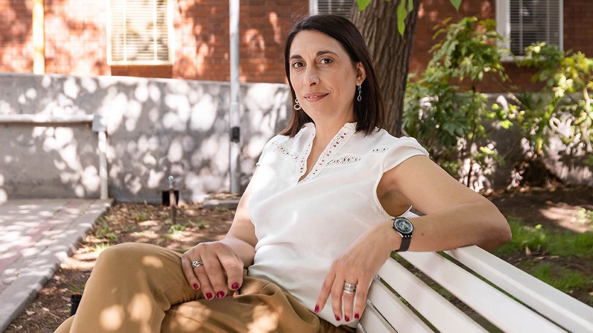 Carolina tiene 48 años, es mamá de trillizos y se recibió en la Facultad de Arquitectura de la Universidad de Mendoza con promedio 10. Carolina tiene 48 años, es mamá de trillizos y se recibió en la Facultad de Arquitectura de la Universidad de Mendoza con promedio 10.