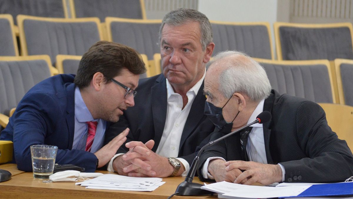 Marcelo Macarrón, el único imputado del crimen de Nora Dalmasso, junto a sus abogados durante el juicio