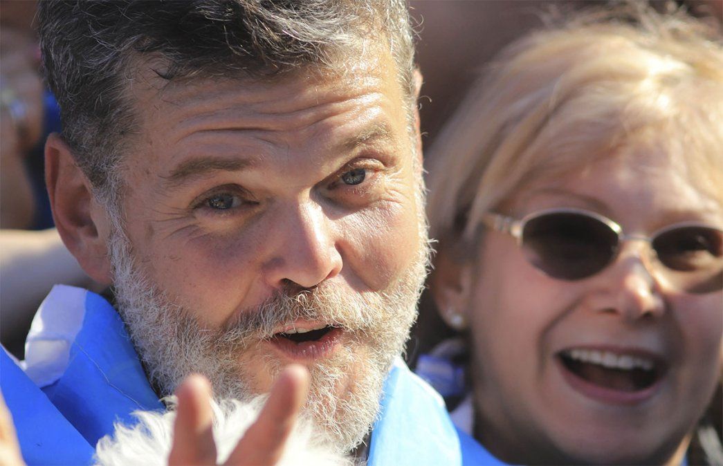 Alfredo Casero disparó munición gruesa contra Alberto Fernández afuera del Congreso. Foto: NA.