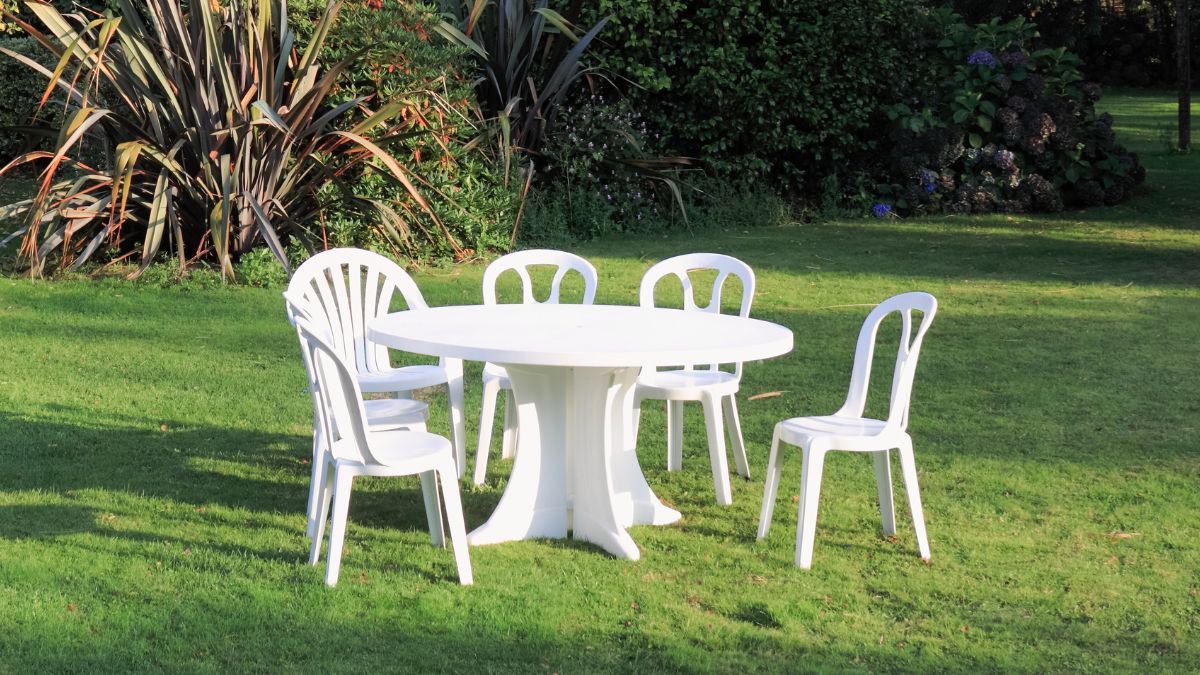 Este truco casero de limpieza pasará a ser tu nuevo aliado para dejar relucientes las sillas blancas de plástico. Este truco casero de limpieza pasará a ser tu nuevo aliado para dejar relucientes las sillas blancas de plástico.