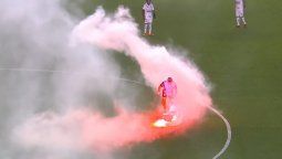 Hinchas del Santos arrojaron bengalas encendidas a la cancha