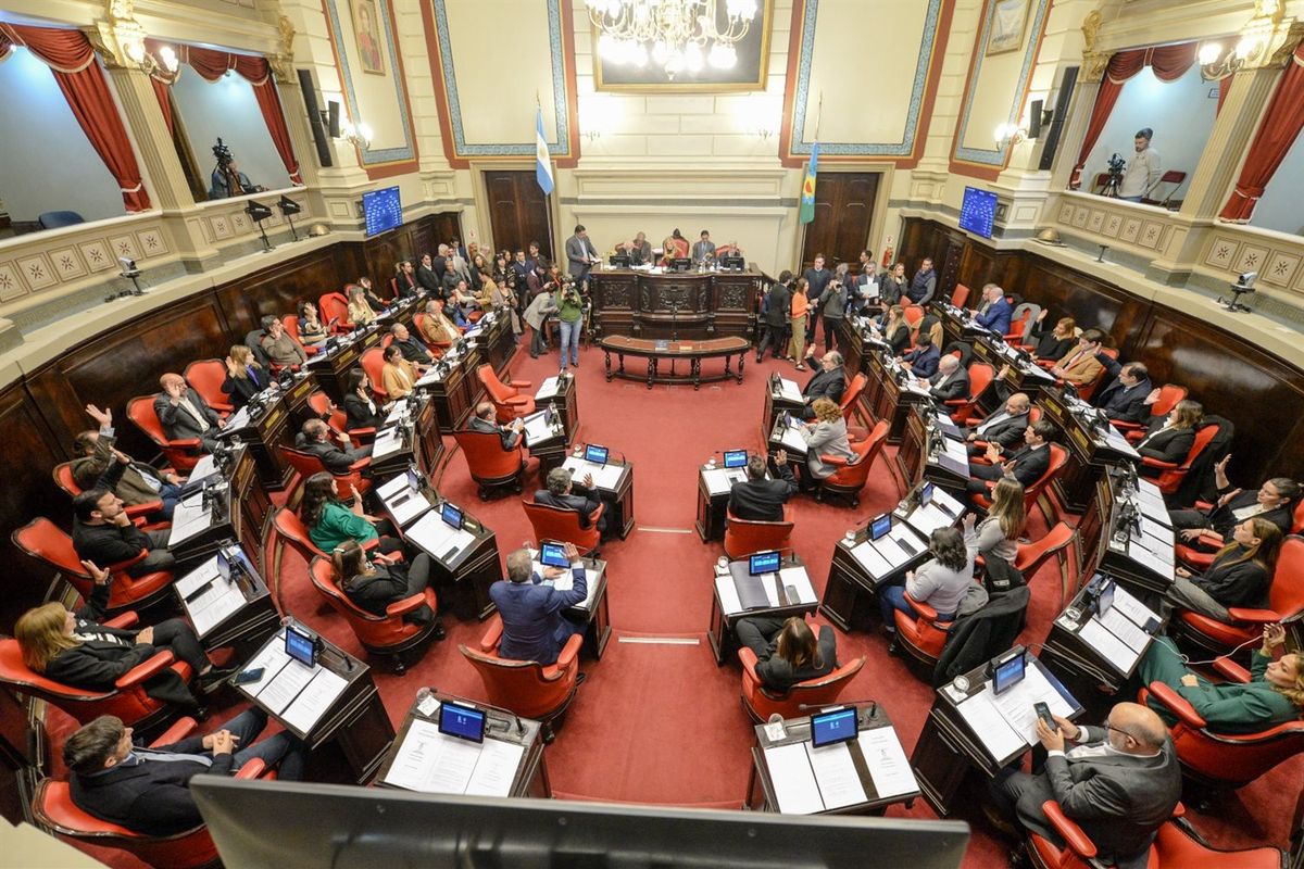 Un clima picante se vivió este martes en el Senado de Buenos Aires con la iniciativa de la reelección de legisladores. Un clima picante se vivió este martes en el Senado de Buenos Aires con la iniciativa de la reelección de legisladores.