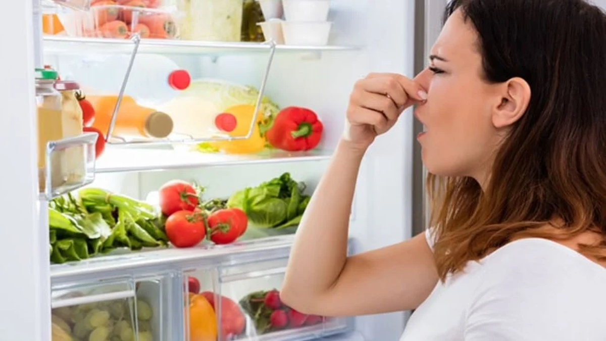 Entre otras cosas, el limón puede eliminar los olores fuertes presentes en la heladera Entre otras cosas, el limón puede eliminar los olores fuertes presentes en la heladera