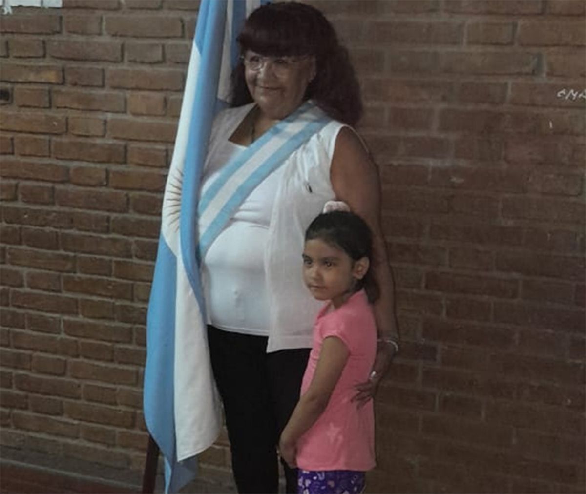 Marité el día que recibió la bandera en el CENS 3443 Ernesto Guevara, junto a su nieta Abigail, quien se sentía muy orgullosa del logro de su abuela