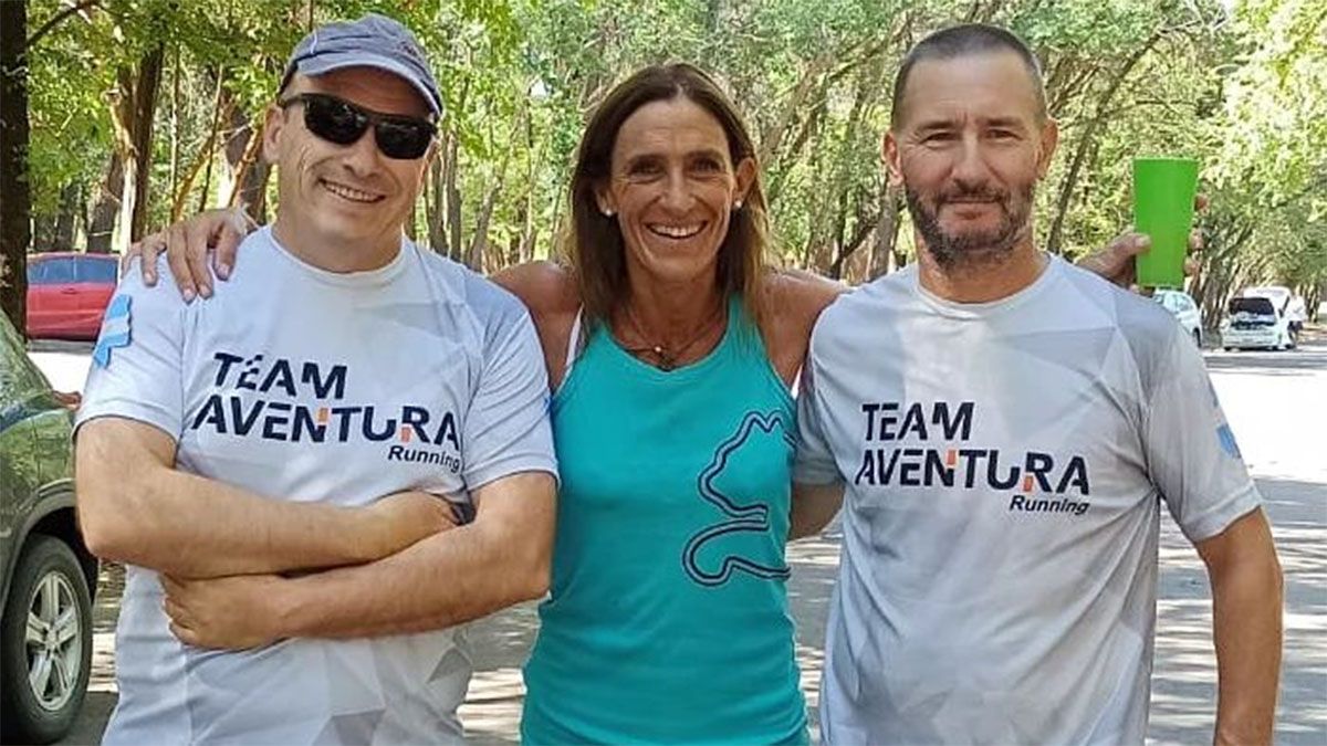 Laura Horta junto a Sebastián Tetilla, dueño de la empresa Inka, y Sergio Furlán, entrenador del Team Aventura.