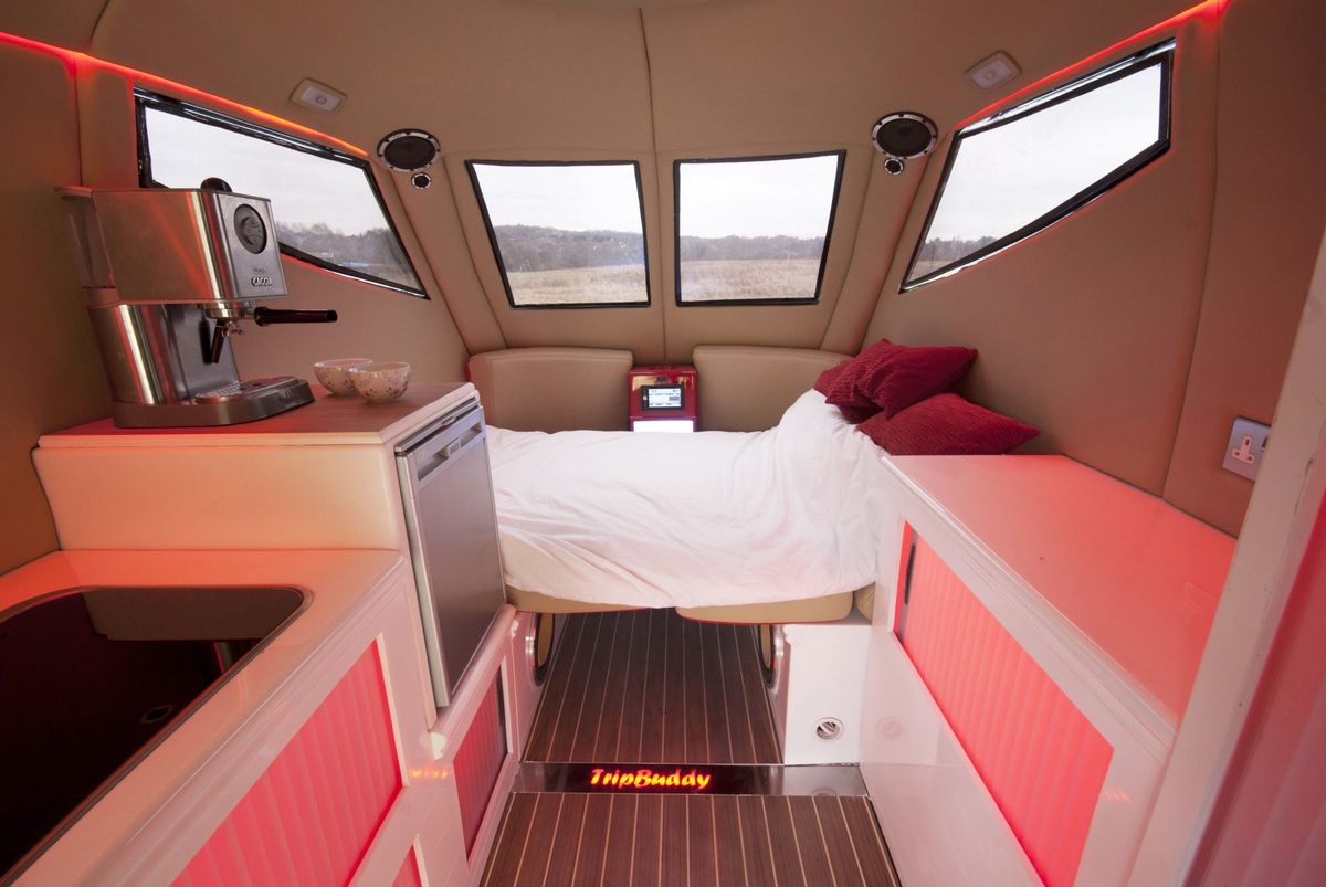 El interior de esta casa rodante hará que no extrañes tu hogar ni por un minuto mientras acampas. El interior de esta casa rodante hará que no extrañes tu hogar ni por un minuto mientras acampas.