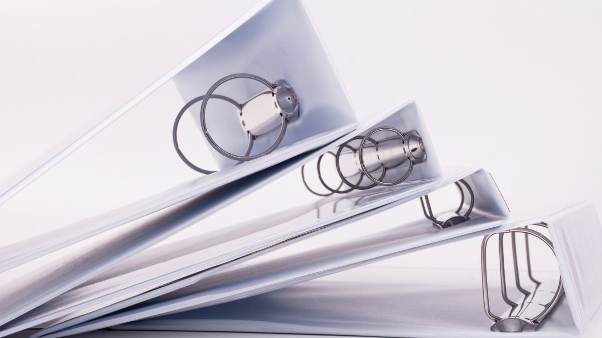 Recicla los ganchos de las carpetas que no usas más y conviértelos en esta original idea