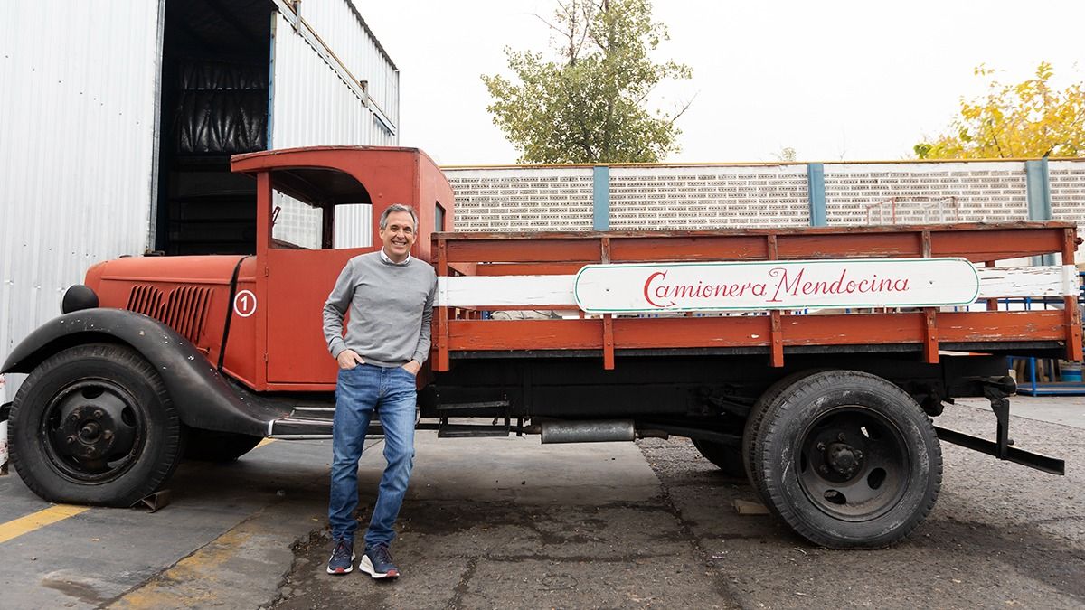 Este camión Ford modelo 1935 fue el primer vehículo que adquirió la Camionera Mendocina para iniciarse en la industria del transporte de cargas. Este camión Ford modelo 1935 fue el primer vehículo que adquirió la Camionera Mendocina para iniciarse en la industria del transporte de cargas.