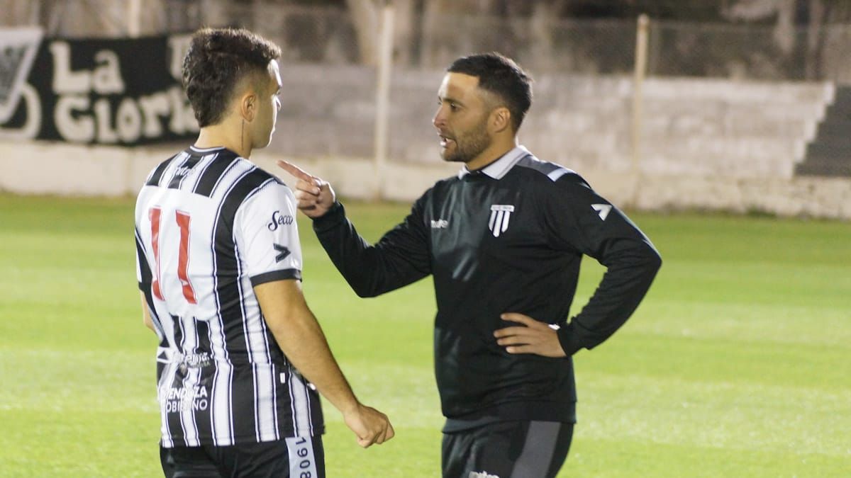 Joaquín Sastre está haciendo una gran campaña en el Lobo en el torneo de la Primera Nacional. Joaquín Sastre está haciendo una gran campaña en el Lobo en el torneo de la Primera Nacional.