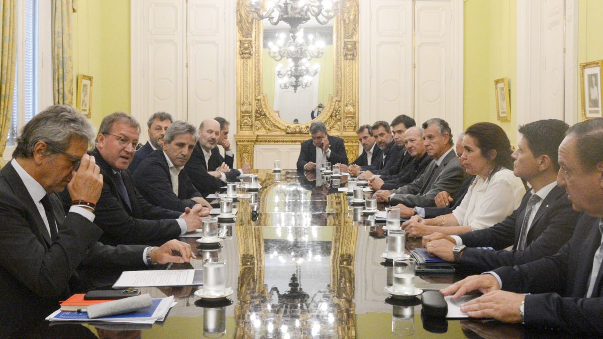 El ministro de Economía, Luis Caputo, durante la reunión con los representantes de las cámaras empresariales, entre ellos la UIA. El ministro de Economía, Luis Caputo, durante la reunión con los representantes de las cámaras empresariales, entre ellos la UIA.
