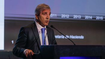 La arenga de Caputo a empresarios para que saquen los dólares del colchón: Lo tienen servido en bandeja La arenga de Caputo a empresarios para que saquen los dólares del colchón: Lo tienen servido en bandeja