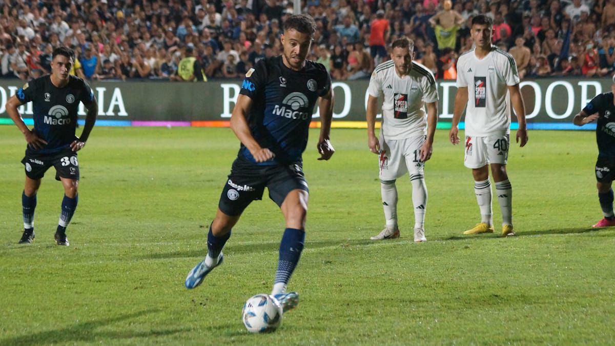 La alegría del debut en su tierra natal se volvió tristeza cuando le atajaron el penal a Franco Di Santo. La alegría del debut en su tierra natal se volvió tristeza cuando le atajaron el penal a Franco Di Santo.