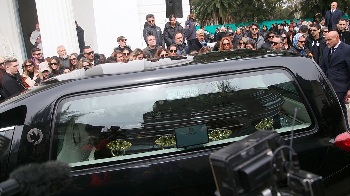 Luego de la despedida privada que se realizó en una sala velatoria, amigos y familiares de la actriz llegaron al cementerio de Chacarita este miércoles después de las 13. Luego de la despedida privada que se realizó en una sala velatoria, amigos y familiares de la actriz llegaron al cementerio de Chacarita este miércoles después de las 13.