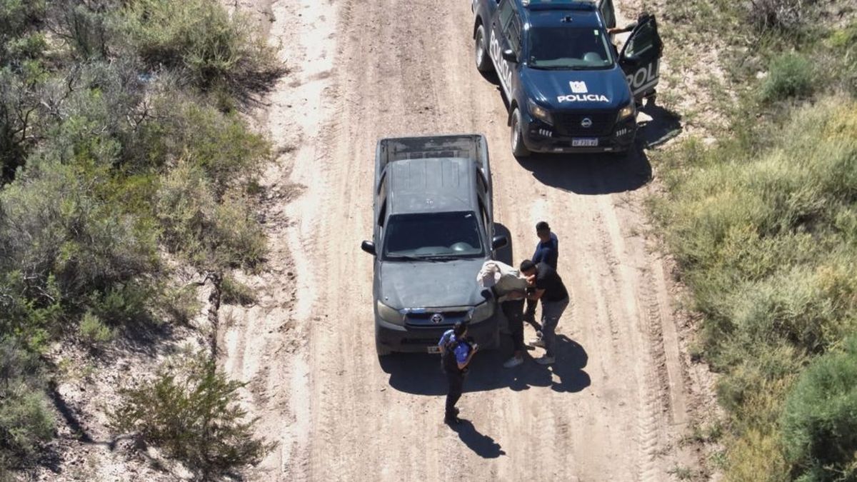 El detenido es requisado por la Polic&iacute;a.