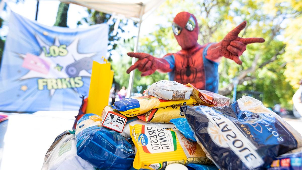 La reunión de los Spiderman en la Plaza Independencia fue un éxito total. Más de 30 familias podrán ser asistidas por un merendero de La Favorita.