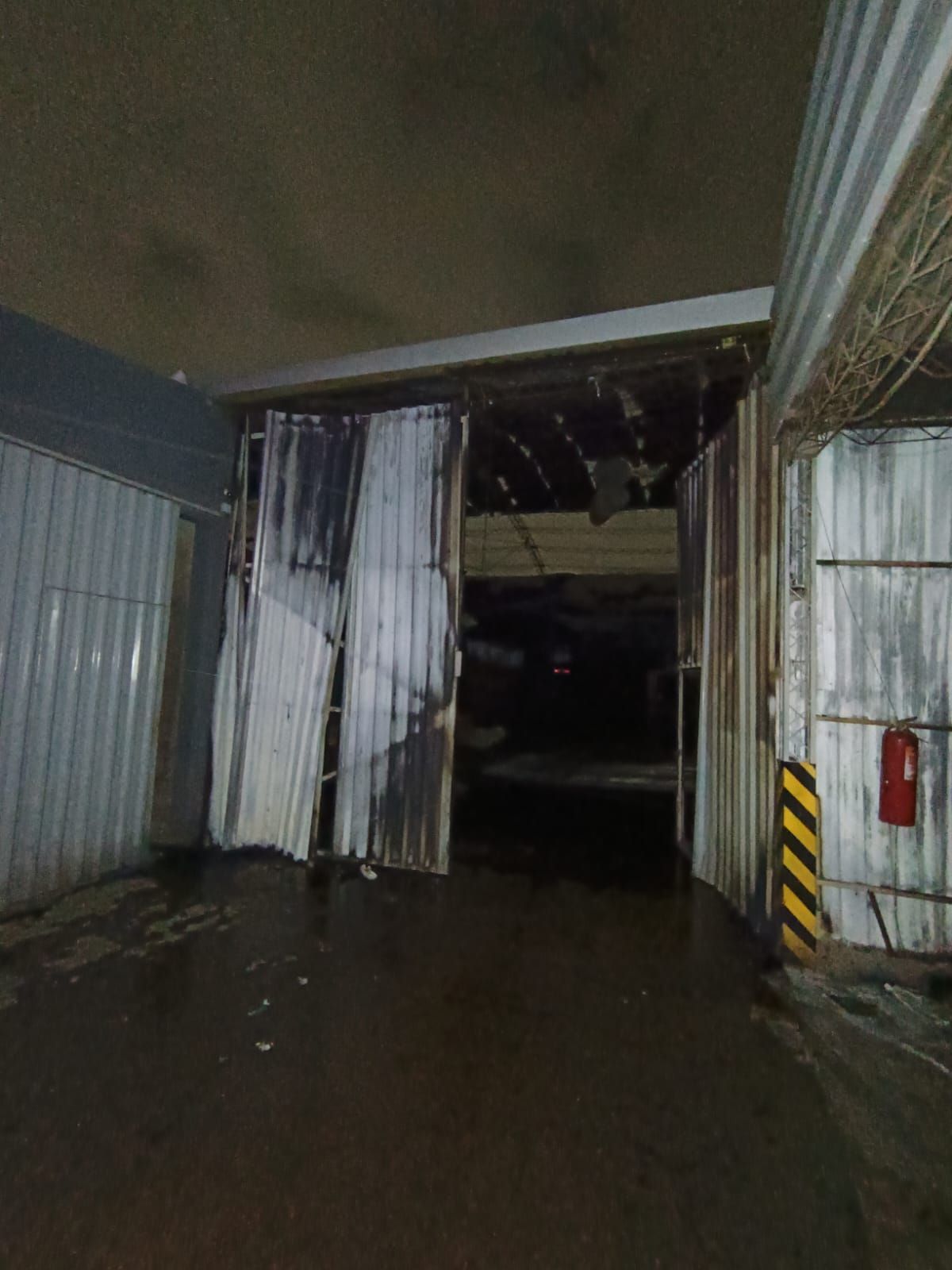 Dotaciones del Cuartel Central y bomberos voluntarios trabajaron en conjunto para sofocar las llamas en Coquimbito. Dotaciones del Cuartel Central y bomberos voluntarios trabajaron en conjunto para sofocar las llamas en Coquimbito.