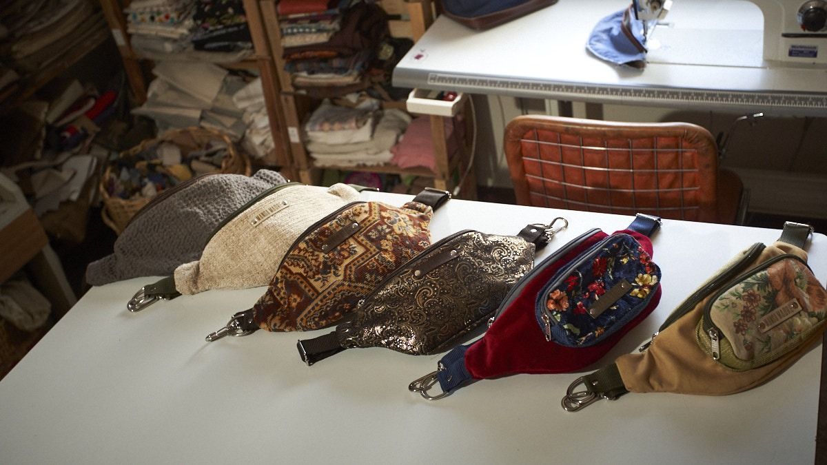 Julieta dijo que su producto estrella y por lo que es más conocida es la riñonera que cuesta $15.000. Julieta dijo que su producto estrella y por lo que es más conocida es la riñonera que cuesta $15.000.