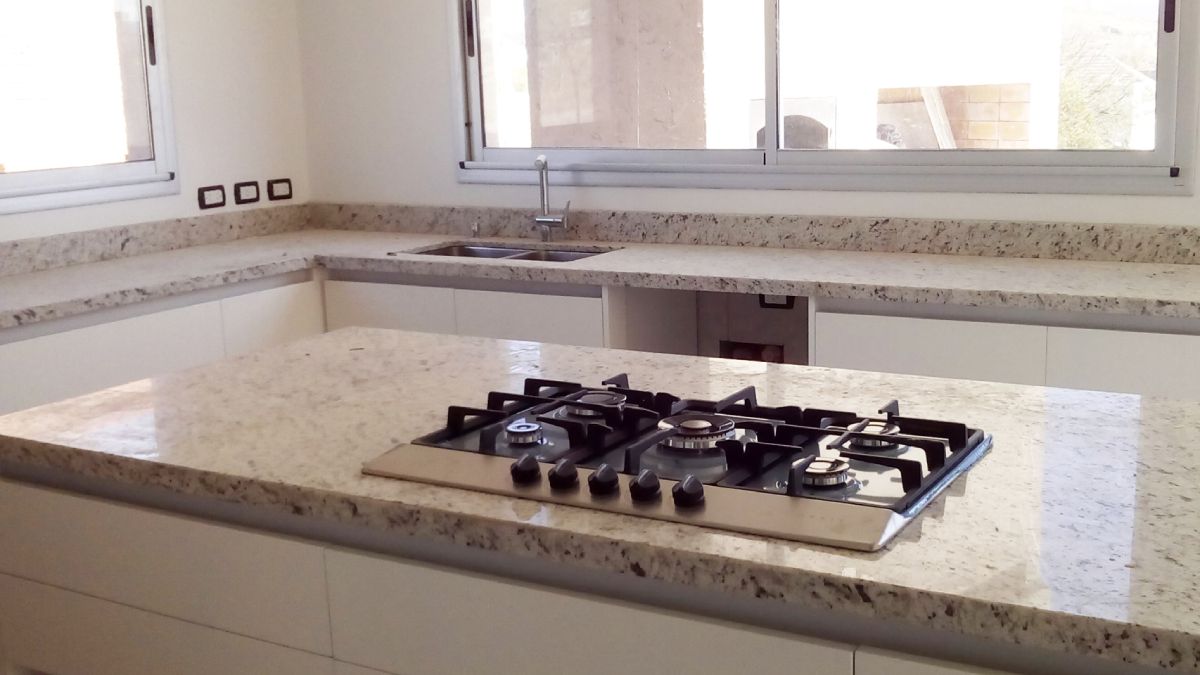 Es importante limpiar las manchas con rapidez para que las mesadas luzcan saludables por más tiempo.