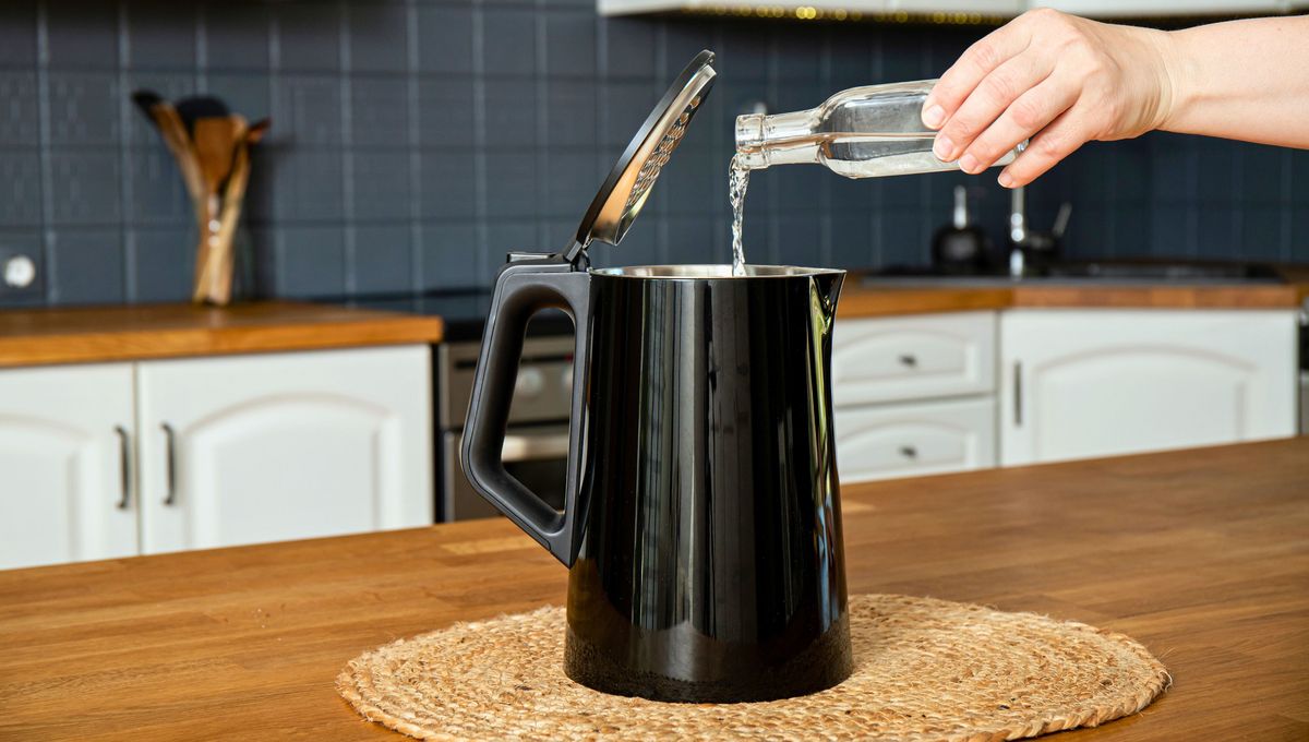 Puedes usar cualquier vinagre que tengas en casa, aunque el de limpieza es más potente. Puedes usar cualquier vinagre que tengas en casa, aunque el de limpieza es más potente. 