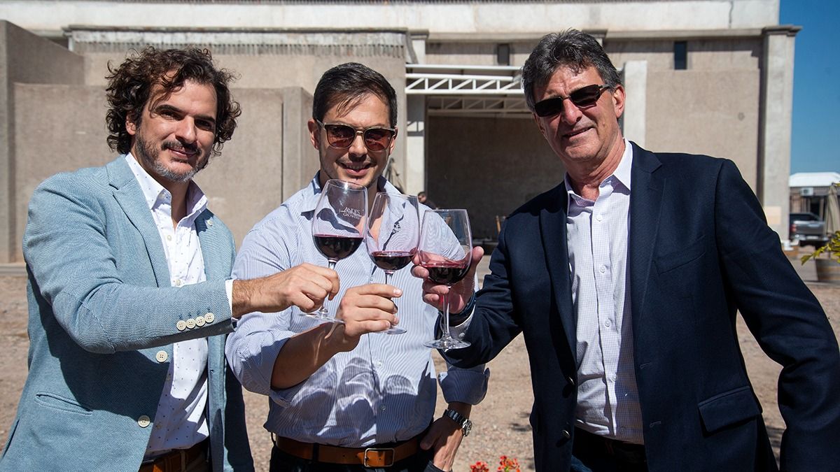 Mario Kempes brinda con Jonathan Tari y Guillermo Boito, de Andes Growers