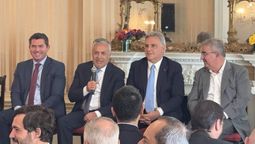 Alfredo Cornejo hace uso de la palabra, rodeado por Marcelo Orrego (San Juan), Martín Llaryora (Córdoba) y Raúl Jalil (Catamarca). Alfredo Cornejo hace uso de la palabra, rodeado por Marcelo Orrego (San Juan), Martín Llaryora (Córdoba) y Raúl Jalil (Catamarca).