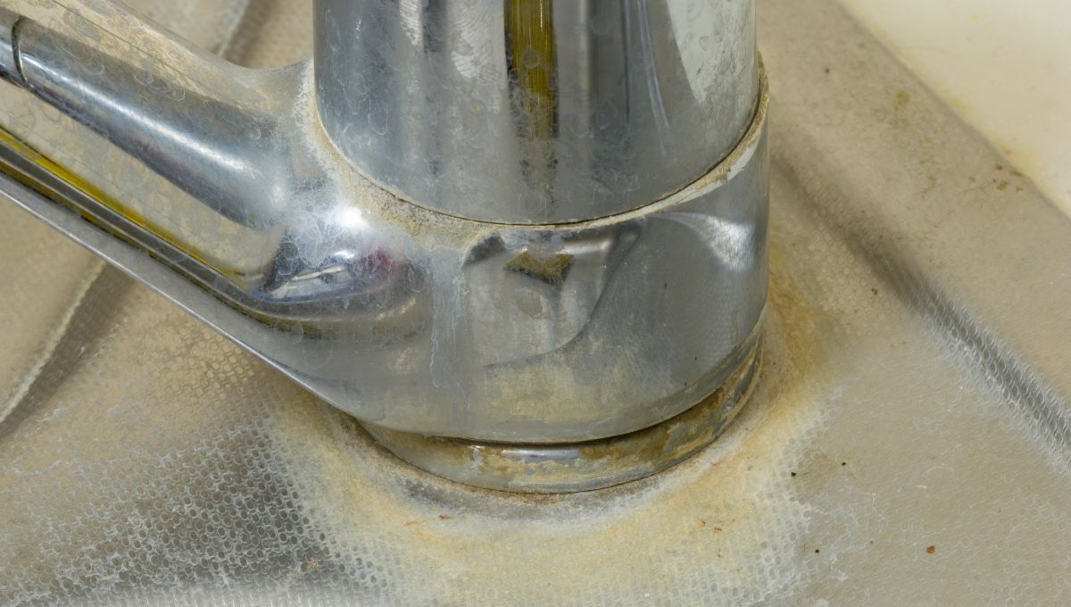 Paso a paso para quitar el sarro acumulado en las canillas de la cocina y del baño