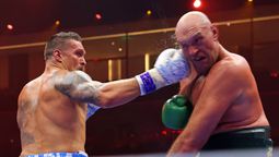 Oleksandr Usyk castigando con gancho de derecha. El ucraniano volvió a derrotar al británico Tyson Fury y es el campeón mundial indiscutido y mejor peso pesado del momento.