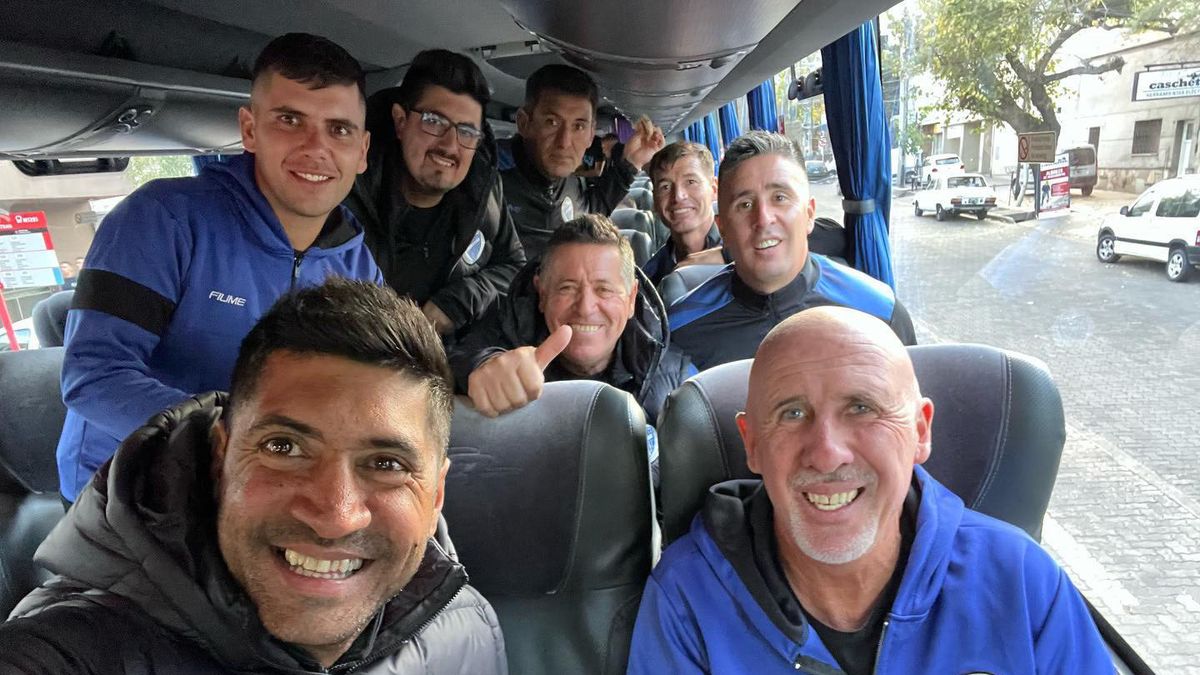 Daniel Oldrá y su felicidad junto a su cuerpo técnico, tras la victoria ante Gimnasia y Esgrima La Plata.