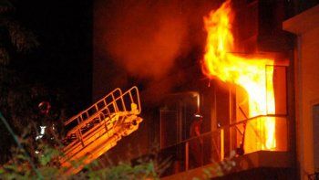 Decidió quemar las cartas de amor de su ex novio pero terminó incendiando su casa