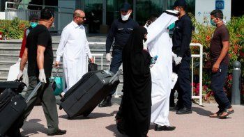 Coronavirus: 55 mil dólares y cárcel para el que salga sin barbijo en Qatar