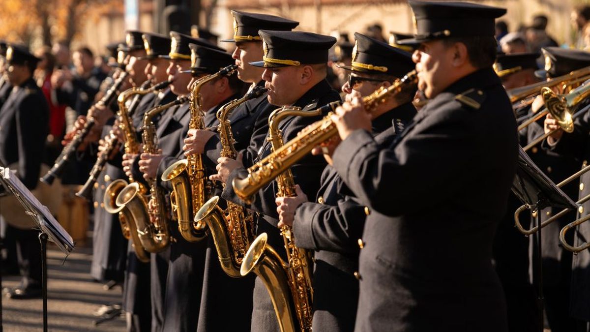 La banda de música de la Policía de Mendoza estuvo a cargo de las canciones patrias y de un homenaje a los Enanitos Verdes. La banda de música de la Policía de Mendoza estuvo a cargo de las canciones patrias y de un homenaje a los Enanitos Verdes.