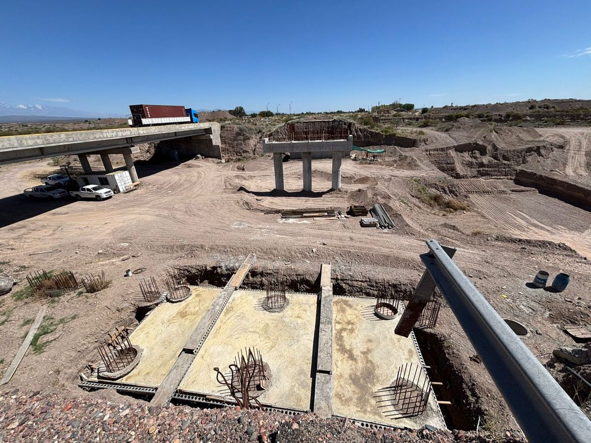 Hace seis meses hubo un acuerdo entre Mendoza y el gobierno nacional para que se retomen estas obras viales. Hace seis meses hubo un acuerdo entre Mendoza y el gobierno nacional para que se retomen estas obras viales.