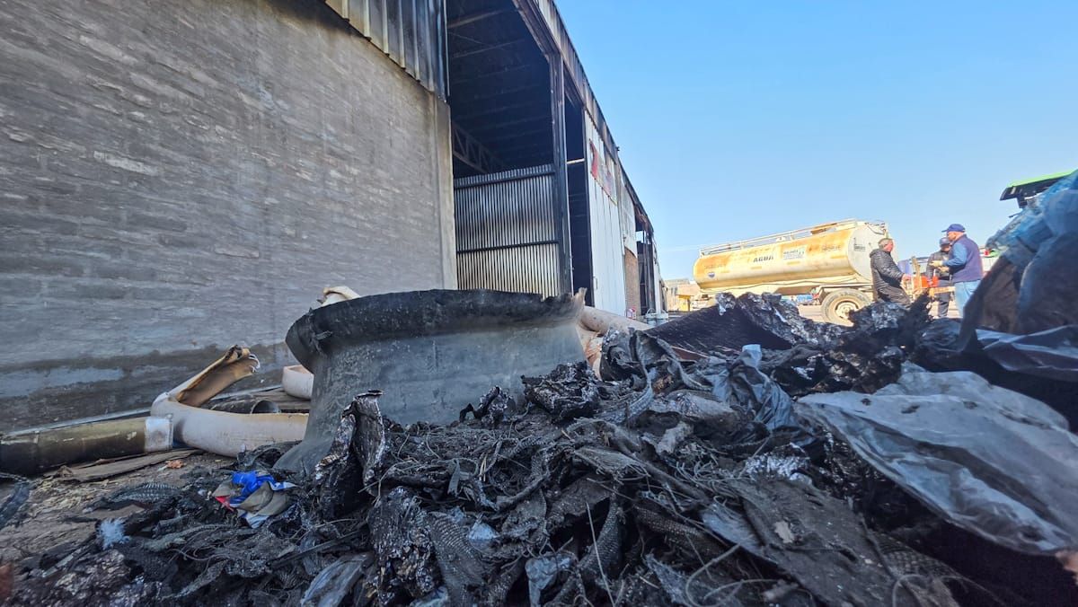 Ahora deben limpiar todos los escombros que quedaron en la Feria de Guaymallén por el incendio. Ahora deben limpiar todos los escombros que quedaron en la Feria de Guaymallén por el incendio.