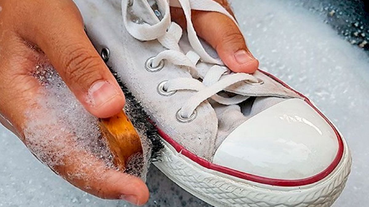 Este es uno de los trucos caseros más efectivos para limpiar zapatillas. 