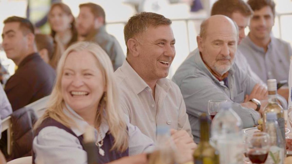 La vicegobernadora Hebe Casado junto al presidente de la Cámara de Comercio de General Alvear, Germán Herrada. En la mesa también se encuentra el ministro de Producción, Rodolfo Vargas Arizu y el ministro de Gobierno, Natalio Mema. La vicegobernadora Hebe Casado junto al presidente de la Cámara de Comercio de General Alvear, Germán Herrada. En la mesa también se encuentra el ministro de Producción, Rodolfo Vargas Arizu y el ministro de Gobierno, Natalio Mema.