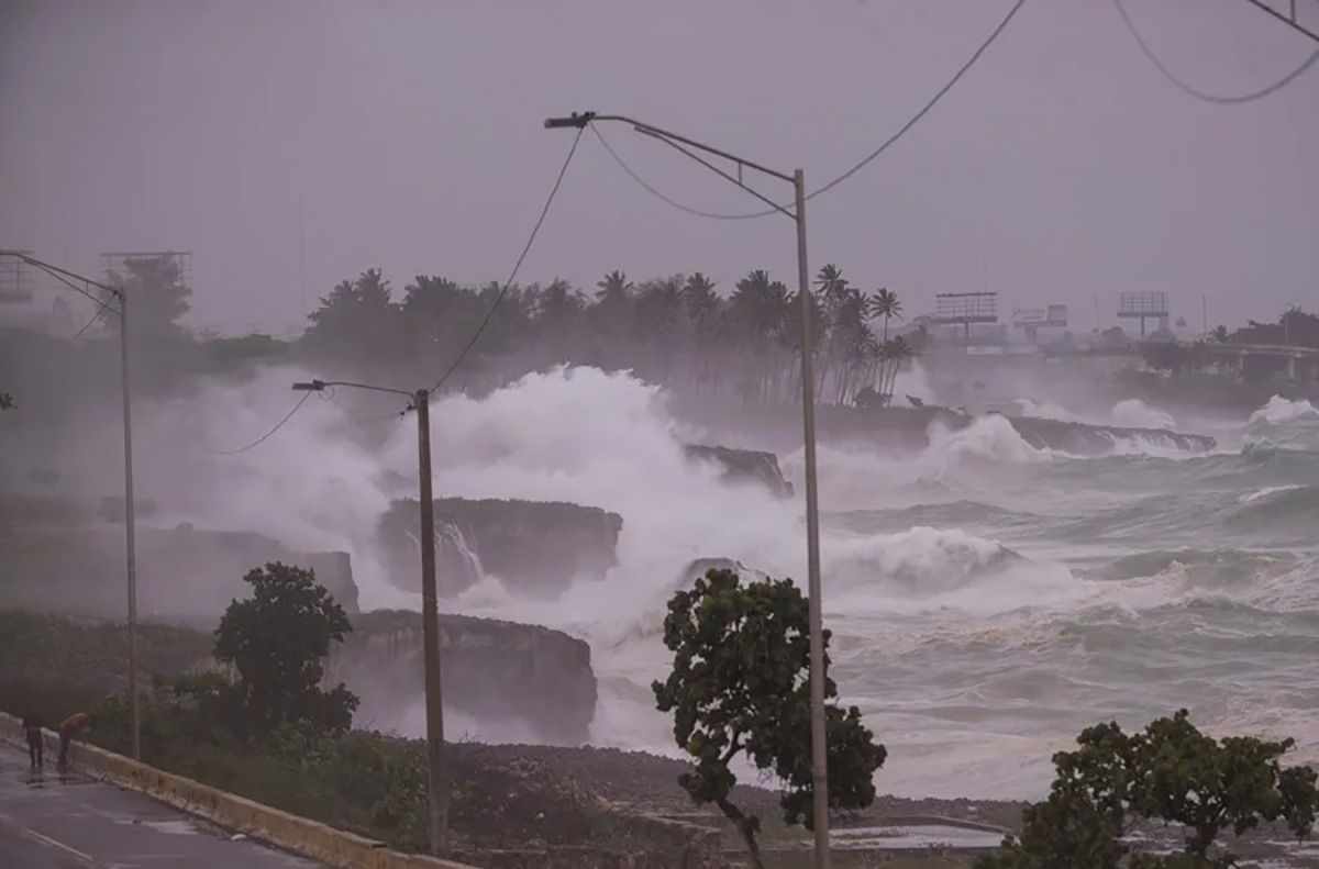 Vista de los vientos y lluvias causados por el paso de uno de los huracanes de la temporada ciclónica del Atlántico (Archivo). Crédito: EFE/Orlando Barría.
