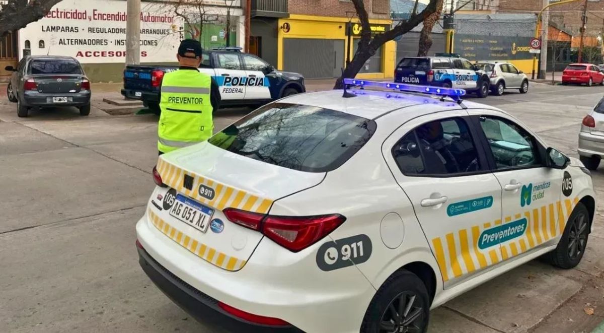 Realizaron múltiples allanamientos para desbaratar una banda que vendía drogas online.  