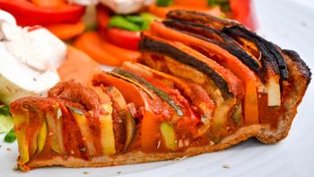 Cómo preparar la Tarta Ratatouille: la receta de la película con 10 ingredientes sabrosos y en 25 minutos Cómo preparar la Tarta Ratatouille: la receta de la película con 10 ingredientes sabrosos y en 25 minutos