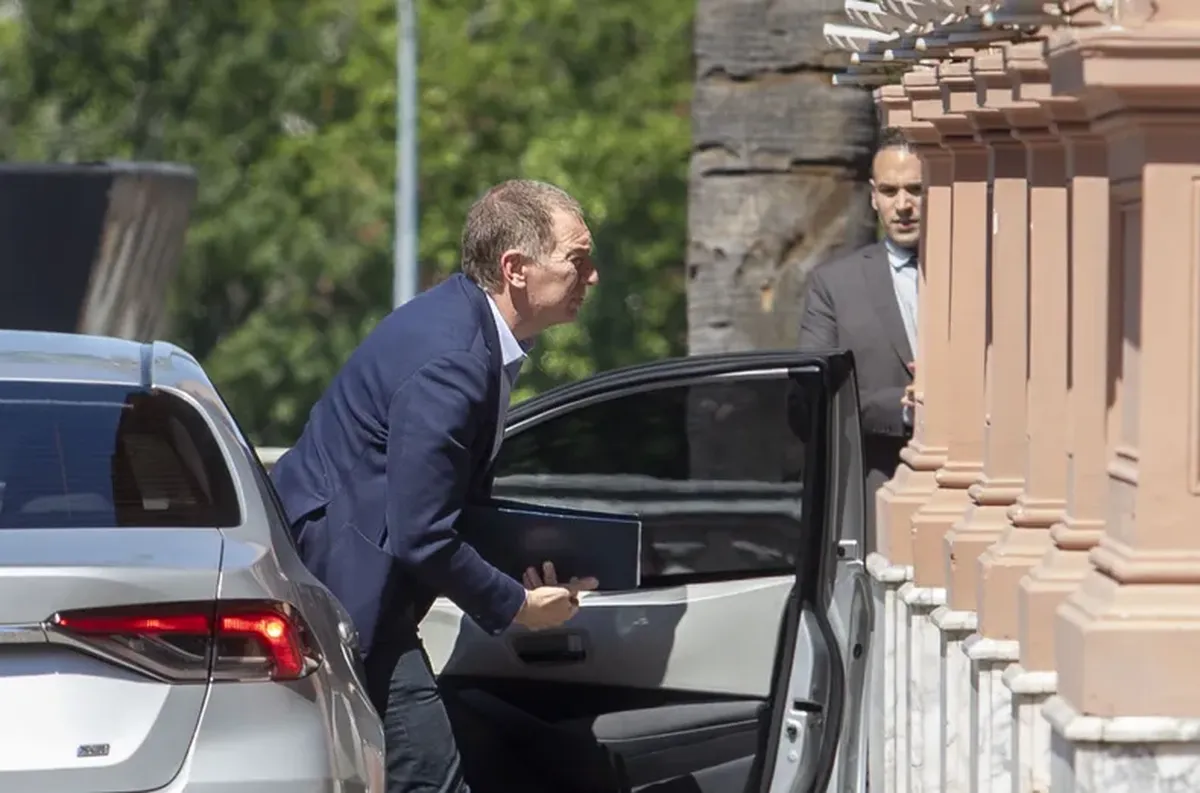 Diego Santilli es uno de los hombres clave a los que apuesta Javier Milei para entablar negociaciones con los gobernadores dialoguistas y así sumar los votos que faltan en el Congreso. Diego Santilli es uno de los hombres clave a los que apuesta Javier Milei para entablar negociaciones con los gobernadores dialoguistas y así sumar los votos que faltan en el Congreso.