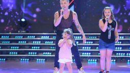 El Polaco cantó con sus hijas en ShowMatch