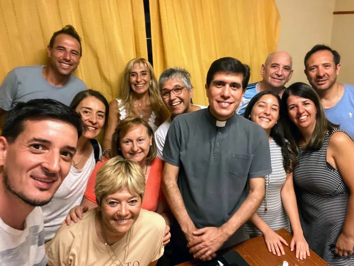 El sacerdote Leonardo Di Carlo, quien trabaja con la ayuda de jóvenes y adultos.